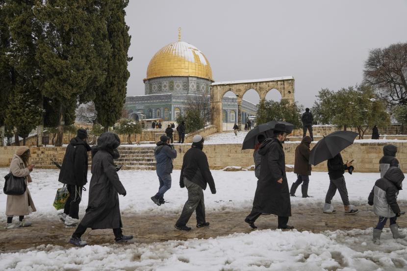 Sekelompok orang Yahudi mengunjungi Temple Mount, yang dikenal oleh umat Islam sebagai Tempat Suci, di kompleks Masjid Al-Aqsa di Kota Tua Yerusalem, Kamis, 27 Januari 2022. Palestina: Tempat Suci Islam dan Kristen adalah Garis Merah