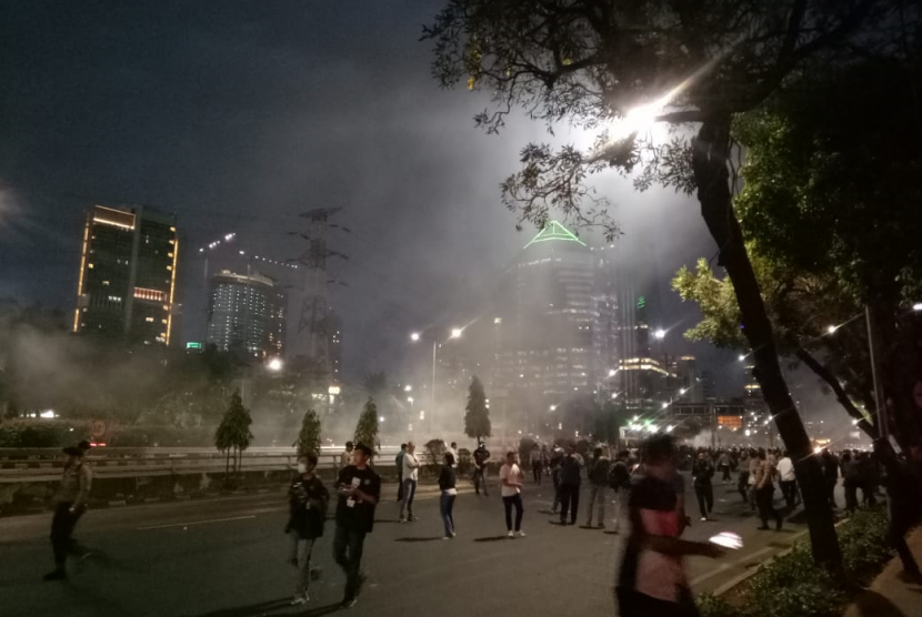 Sekelompok orang yang berada di Jalan Gatot Subroto, tepatnya di depan Polda Metro Jaya dihadang barikade aparat kepolisian. Orang-orang tersebut sempat melemparkan batu dan petasan ke arah petugas. Personel kepolisian pun sempat menembakan gas air mata ke arah kelompok orang tersebut.