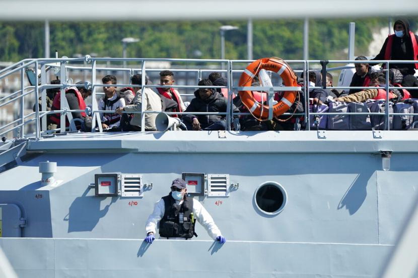 Sekelompok orang yang diduga migran dibawa ke Dover oleh Border Force, menyusul insiden perahu kecil di Channel, di Kent, Inggris, Selasa 14 Juni 2022.