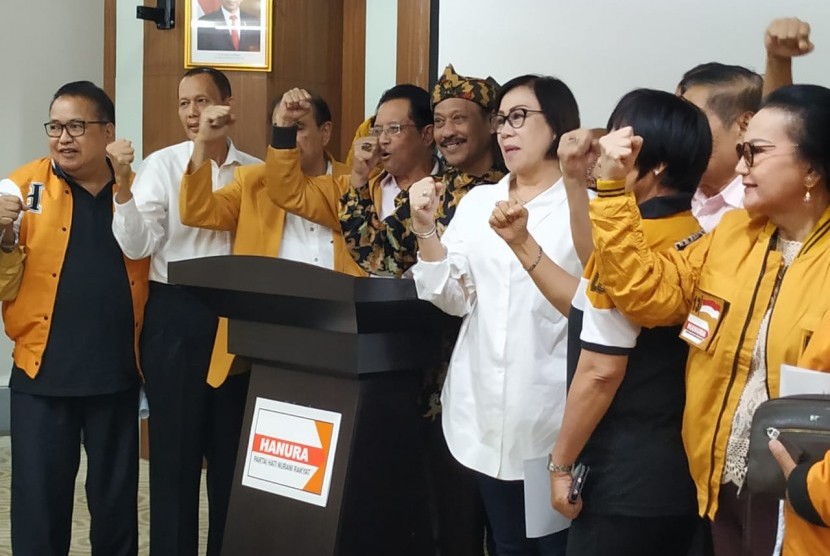 Sekelompok orang yang mengatasnamakan pendiri Partai Hanura menggelar konferensi pers di Kantor DPP Partai Hanura, City Tower, Menteng, Jakarta, Senin (23/12). 