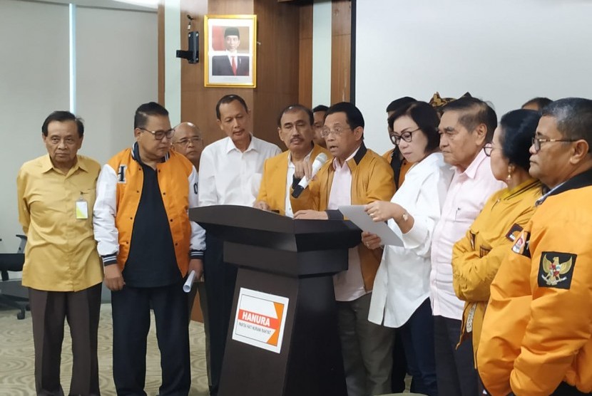 Sekelompok orang yang mengatasnamakan pendiri Partai Hanura menggelar konferensi pers di Kantor DPP Partai Hanura, City Tower, Menteng, Jakarta, Senin (23/12). 