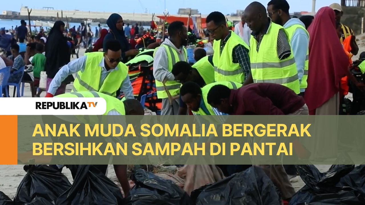 Sekelompok pemuda Somalia melakukan pembersihan pantai secara mingguan di Mogadishu.