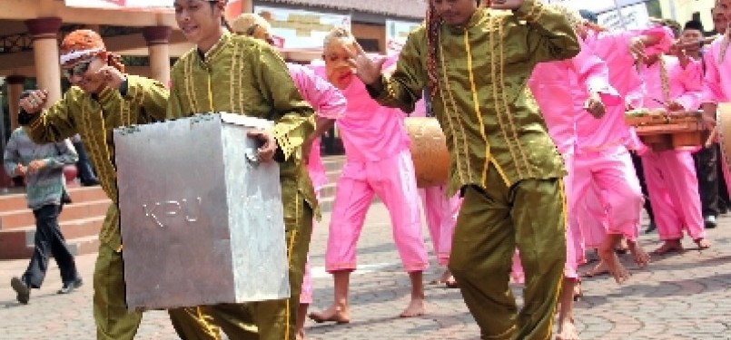 Sekelompok penari tayub mengusung kotak suara pada acara parade Launching Pemilihan Gubernur (Pilgub) Banten 2011, di Alun-alun Serang.