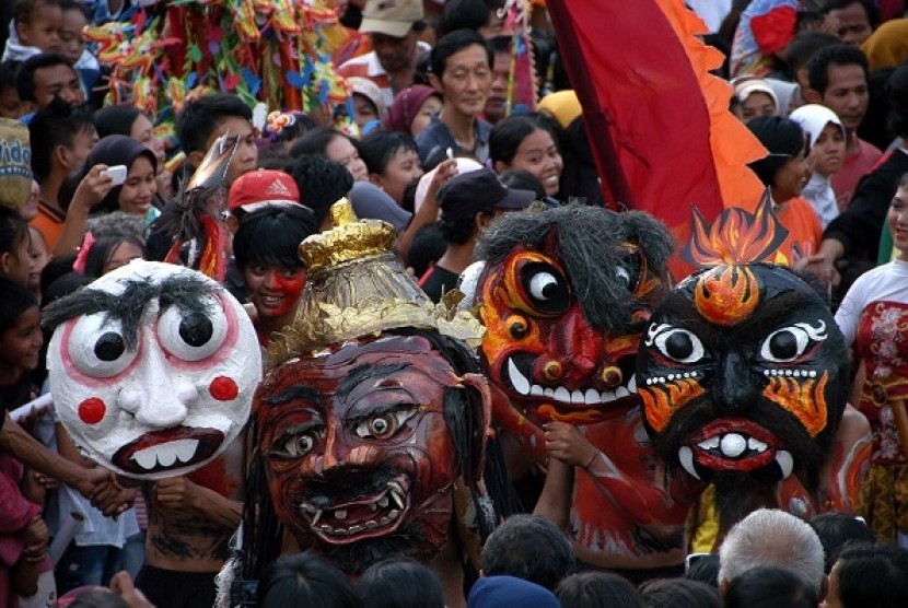  Sekelompok penari topeng Nusantara diarak diantara ribuan penonton dalam Cap Go Meh Steet Festival 2013 di Jalan suryakancana, kota Bogor, Jabar