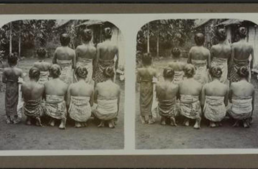 Sekelompok perempuan di Malang yang telah divaksin dalam pemberantasan pes, 1915. 