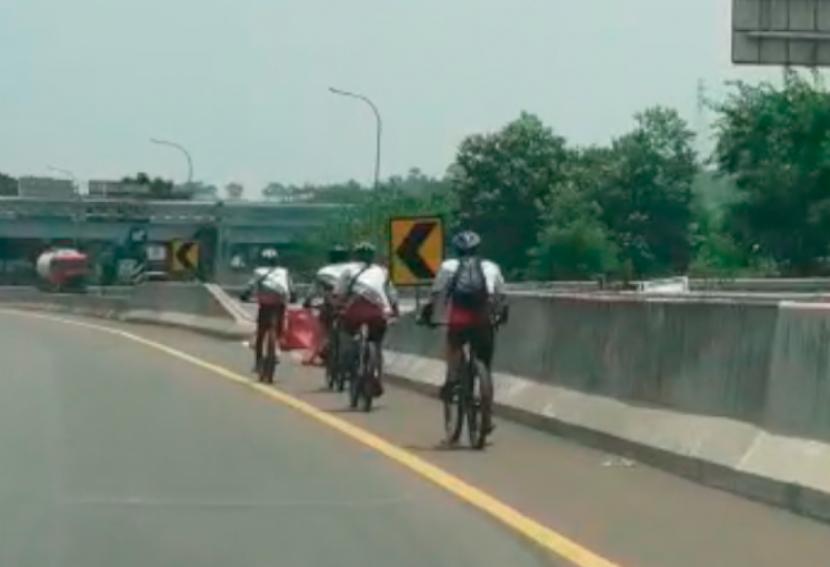 Sekelompok peseda menjadi viral di media sosial karena memasuki Tol Bogor.