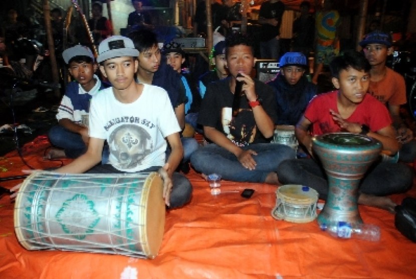 Sekelompok remaja memainkan alat musik rebana dalam memeriahkan malam takbiran di Jalan MA Salmun, Bogor, Jawa Barat.