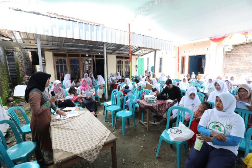 Sekelompok santri di Jawa Tengah menggelar kegiatan penyuluhan gizi anak dan memberikan paket makanan sehat untuk pencegahan stunting di Desa Tegalarum, Mranggen, Kabupaten Demak, Jawa Tengah.