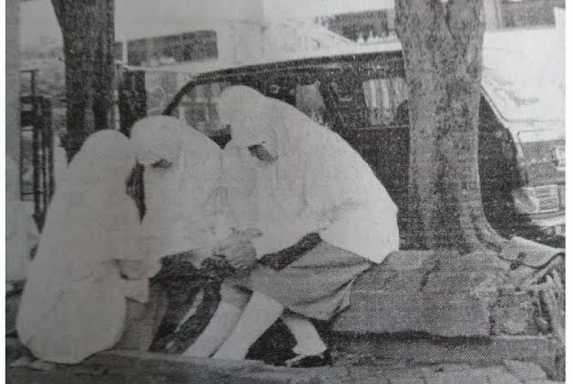 Sekelompok siswa berjilbab di Jakarta pada tahun 1982 yang di larang masuk sekolah.