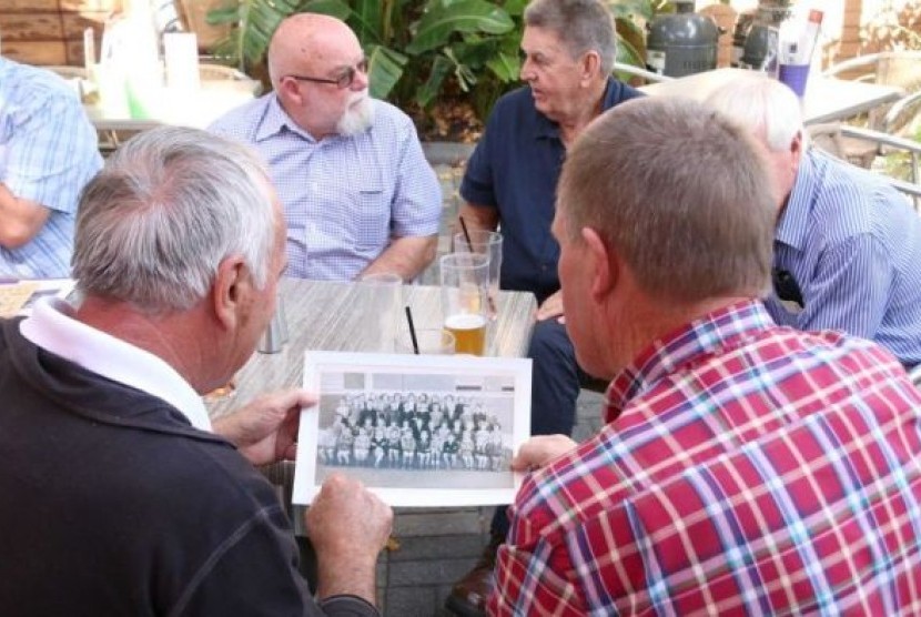 Sekelompok teman masa kecil bertemu kembali di sebuah pub di Perth setelah berhubungan lewat Facebook.