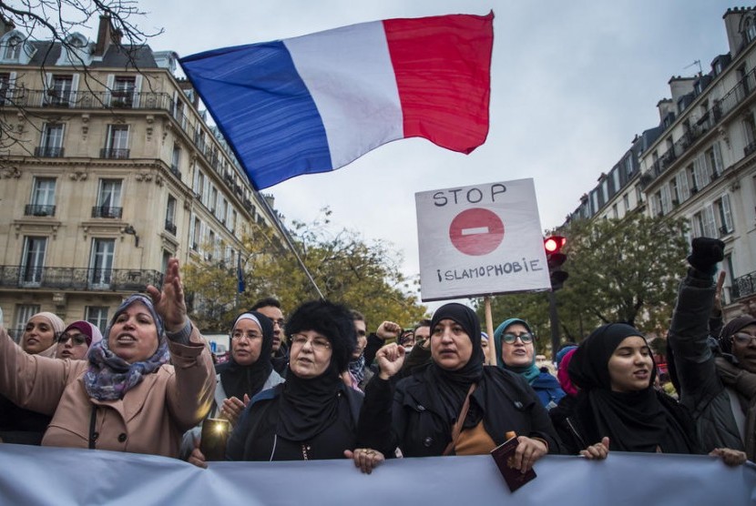 Sekelompok wanita berunjuk rasa di Prancis menuntut dihentikannya Islamofobia. Sekjen PBB Antonio Guterres menyuarakan keprihatinan atas meningkatnya Islamofobia. Ilustrasi. 