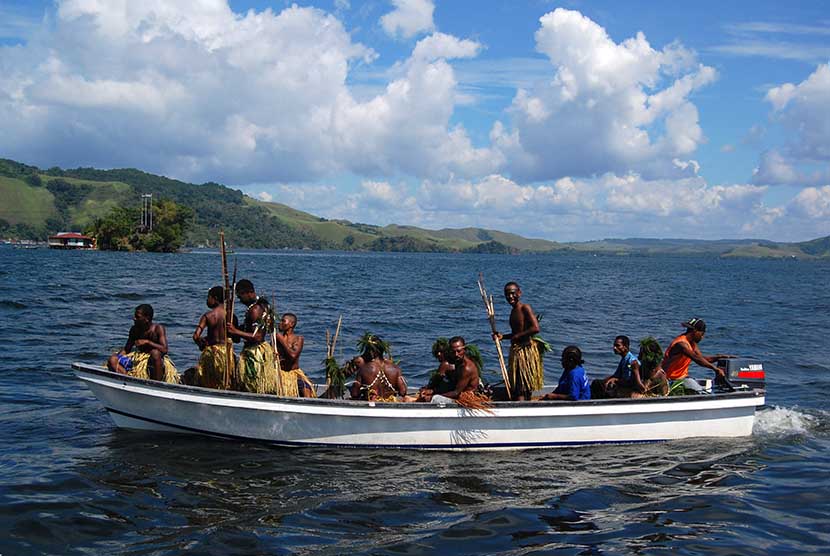  Sekelompok warga dengan pakaian khas dari suku Ifale yang ada di Danau Sentani melintas dengan perahu dan membawa peralatan perang berupa panah dan tulang kasuari untuk melakukan tarian perang pada acara FDS 2012 di Kampung Kalkhote, Kab. Jayapura, Papua.