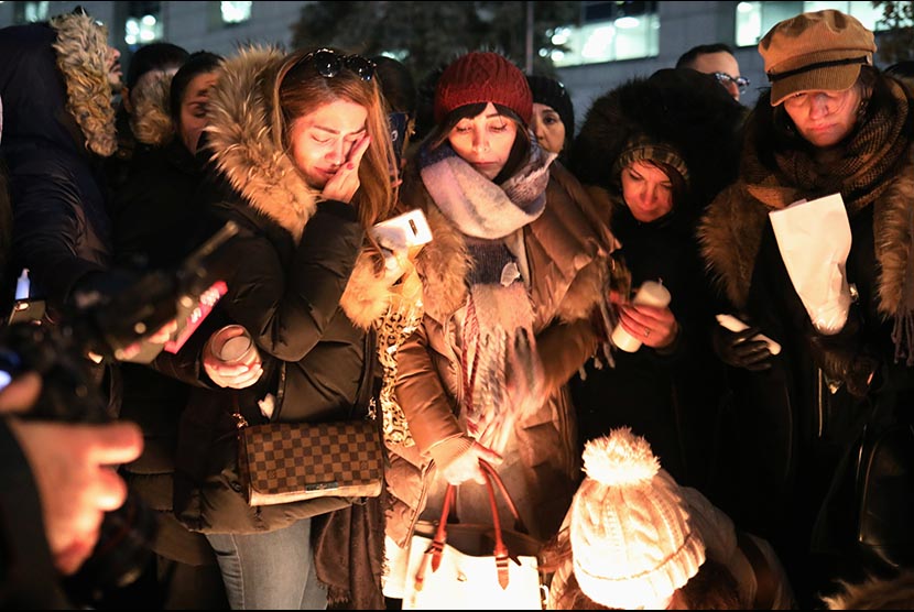 Kanada ditekan Atas Kecelakaan Pesawat di Iran. Foto: Sekelompok warga mengekspresikan duka cita mereka atas warga Kanada yang menjadi korban pada jatuhnya pesawat penumpang Ukrainia di Iran beberapa hari lalu, Kamis (9/1) malam waktu setempat.  