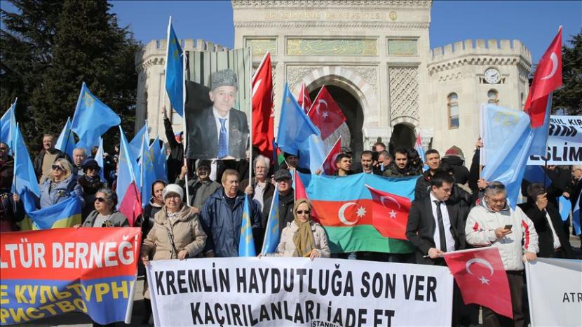 Sekelompok warga Tatar Krimea menggelar protes pada Rusia di Beyazit Square, Istanbul, Turki. 
