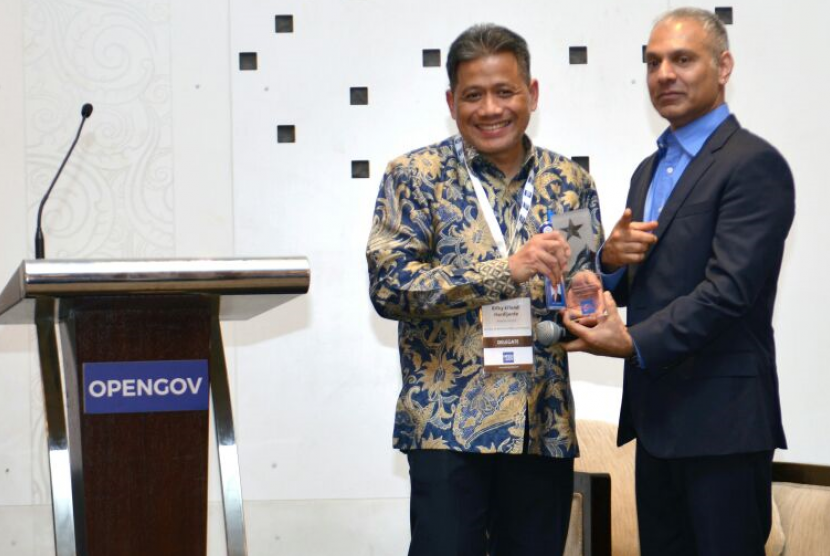 Sekeretaris Jenderal Kementerian Kelautan dan Perikanan (KKP) Republik Indonesia, Rifky Effendi Hardijanto menerima penghargaan OpenGov Recognition Awards yang diselenggarakan oleh OpenGov Asia di Hotel Le Meridien, Jakarta, Kamis (22/3).