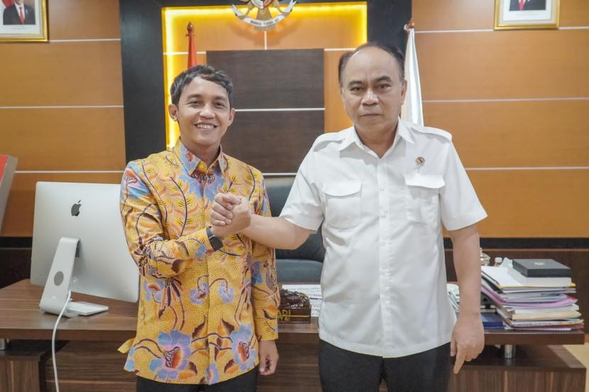 Sekertaris Dewan Pembina Partai Solidaritas Indonesia -PSI Raja Juli Antoni bertemu dengan Budi Arie, Ketua Umum Projo. 