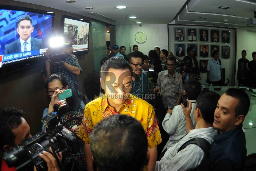 Sekertaris Fraksi Golkar versi Munas Ancol, Fayakun Andriadi bersama anggota kubu Agung Laksono berhasi masuk keruang fraksi Partai Golkar usai dorongan para wartawan yang mengikuti di Sekretariat Fraksi Golkar di lantai 12 Gedung Nusantara DPR, Senayan, S