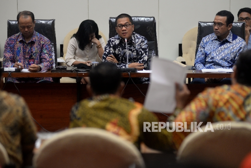 Sekertaris Fraksi PAN Yandri Susanto (tengah) saat melakukan pertemuan dengan korban penipuan First Travel di Kompleks Parlemen, Jakarta, Kamis (28/9).