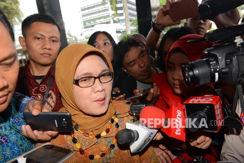  Sekertaris Jenderal Dewan Perwakilan Rakyat Winangtuningtyastiti (tengah) dimintai keterangan oleh media sebelum memasuki Gedung KPK untuk menjalani pemeriksaan di Jakarta, Kamis (13/5).