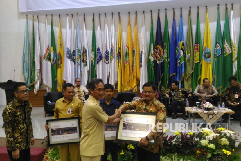 Sekretaris Jenderal Kemendagri, Yuswandi A. Temenggung membuka acara Investment Forum Indonesia - Singapura di Gedung Bhakti Praja, Kementerian Dalam Negeri, Selasa (14/3).