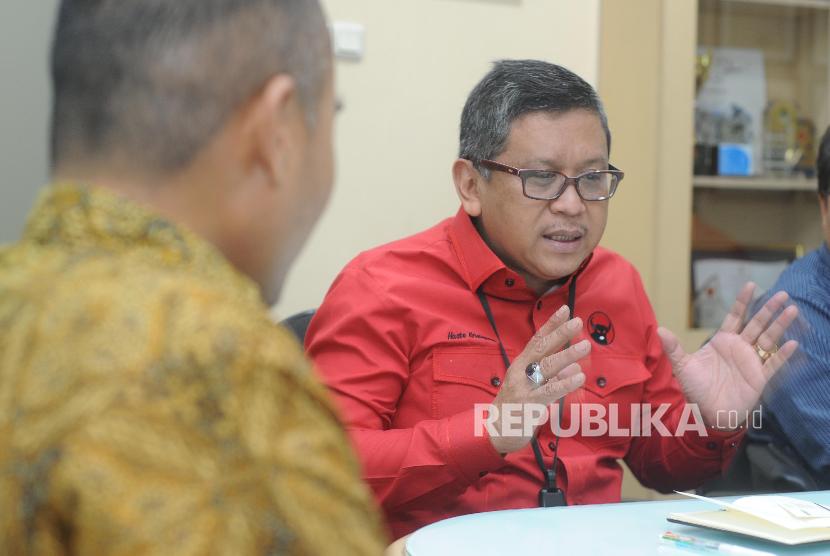 Sekertaris Jendral PDIP Hasto Kristiyanto memberikan penjelasan saat melakukan kunjungan ke kantor Harian Republika, Jakarta, Senin (8/1). 