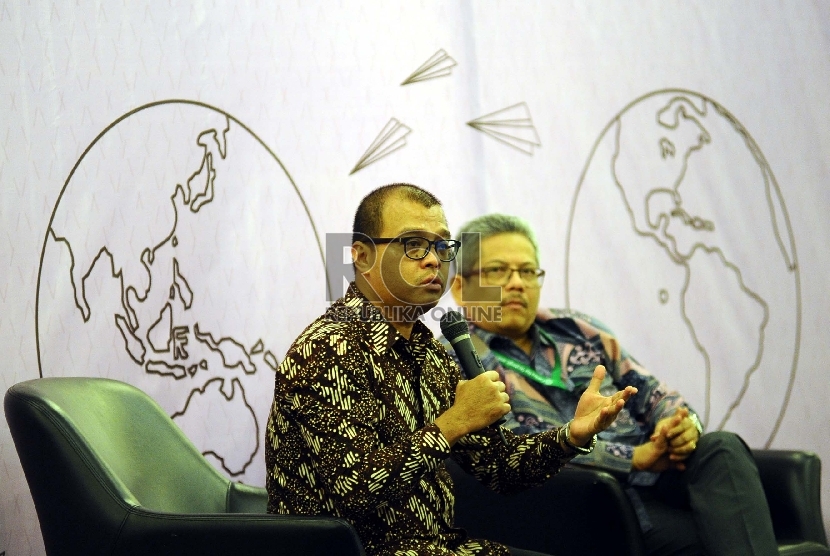 Mantan sekretaris kabinet Andi Widjajanto (kiri), moderator Rizal Sukma (kanan) berbicara dalam seminar Digital Diplomasi di Jakarta, Rabu (8/4).