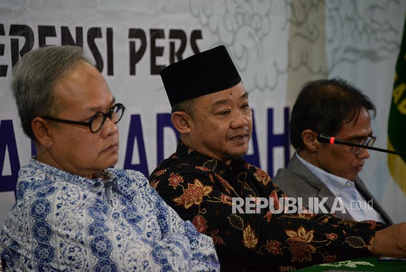 Sekertaris PP Muhammadiyah Abdul Mu'ti (tengah) bersama Ketua PP Muhammadiyah Bahtiar Effendy (kanan) dan Hajriyanto Y Thohari (kiri)