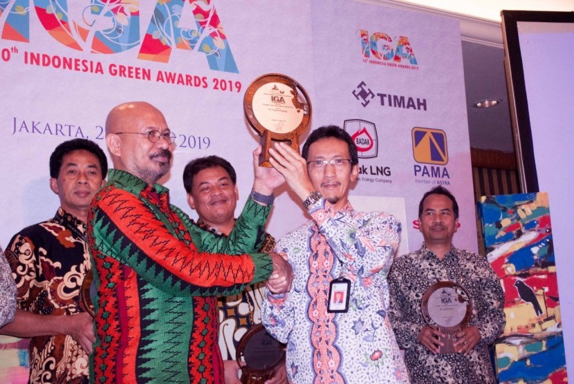 Sekertaris PT Pupuk Kujang Cikampek, Iyus Rusmana (batik corak putih), saat menerima tujuh penghargaan Indonesian Green Award (IGA) 2019, Kamis malam (28/3).