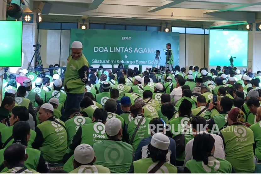 Sekira seribu pengemudi Gojek menghadiri acara bertajuk Doa Lintas Agama dan Silaturahmi Keluarga Besar GoTo di Masjid Raya Pondok Indah, Jakarta, Jumat (12/9/2025) malam.