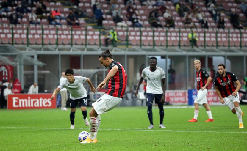 Sekitar 1.000 penonton menyaksikan langsung pertandingan AC Milan vs Bologna di Stadion San Siro, Milan, Selasa (22/9) dini hari WIB.