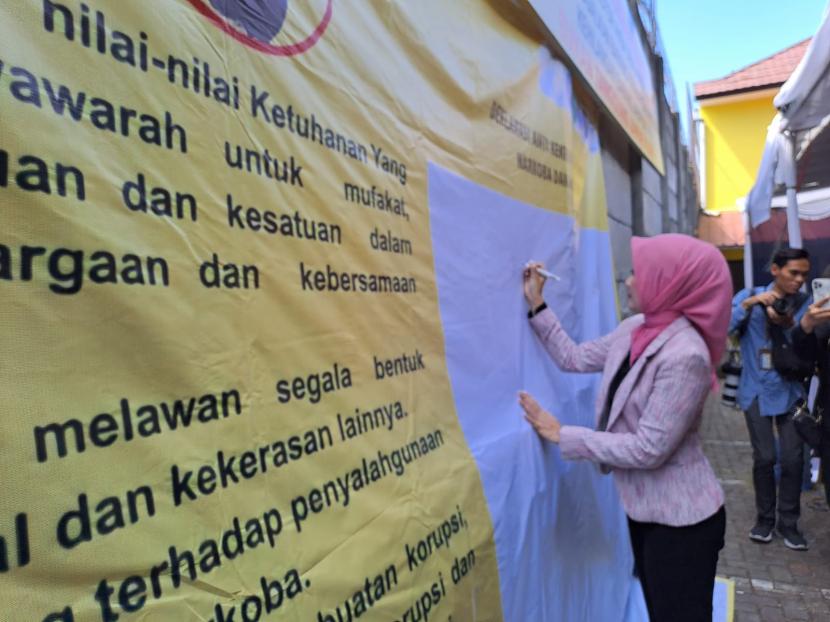 Sekitar 1.500 mahasiswa baru Universitas Bhakti Kencana (UBK) mendeklarasi anti kekerasan seksual, anti narkoba. Mereka juga mendeklarasikan menolak korupsi. Deklarasi digelar di Kampus UBK, Kota Bandung Selasa (27/9/2022).