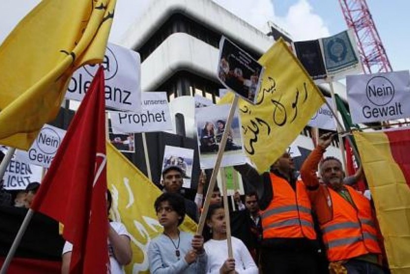 Sekitar 1.500 orang ambil bagian dalam protes mengecam film anti-islam The Innocence of Muslim, di Dortmund, Jerman pada Sabtu (22/9/2012)