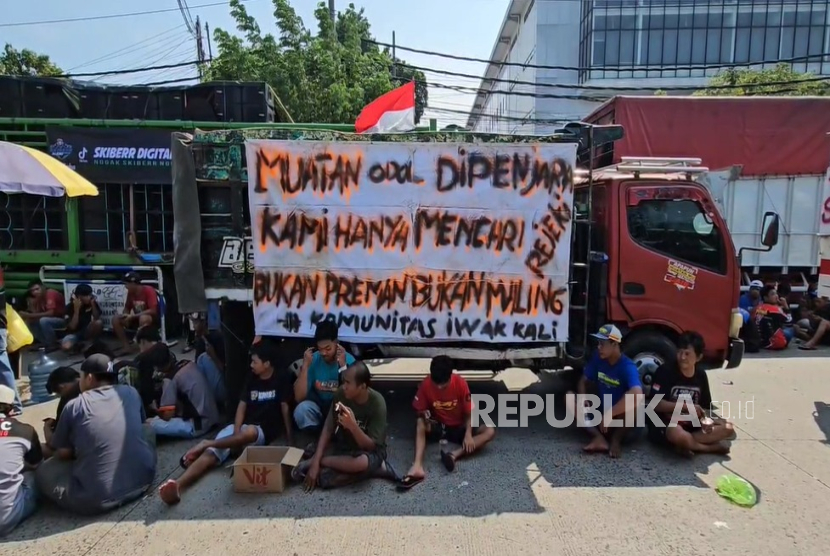 Sekitar 1.500 sopir truk se-Jawa Tengah (Jateng) menggelar demonstrasi di depan Kantor Dinas Perhubungan (Dishub) Provinsi Jateng, Kota Semarang, Senin (23/6/2025) pagi. Massa menyuarakan sejumlah tuntutan yang terkait dengan kesejahteraan dan keselamatan mereka sebagai sopir.