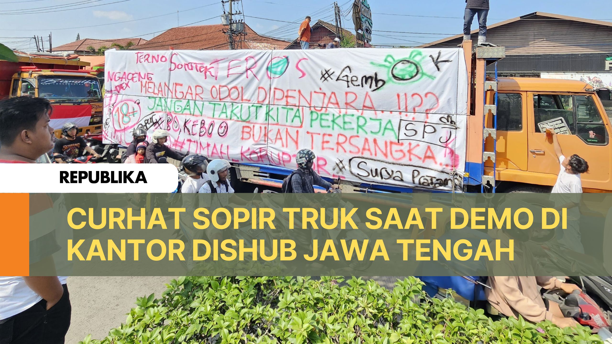 Sekitar 1.500 sopir truk se-Jawa Tengah (Jateng) menggelar demonstrasi di depan Kantor Dinas Perhubungan (Dishub) Provinsi Jateng, Kota Semarang, Senin (23/6/2025) pagi. Massa menyuarakan sejumlah tuntutan yang terkait dengan kesejahteraan dan keselamatan mereka sebagai sopir. 