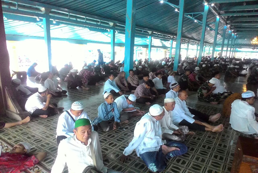  sekitar 10 ribu umat muslim Solo melakukan istighosah bersama di Masjid Agung Keraton Kasunanan Solo pada Jum'at (2/12). 