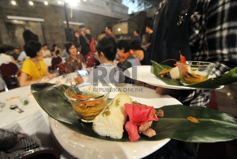 Sekitar 100 orang menikmati jamuan makan malam dengan menu khas Tapanuli dalam acara yang diselenggarakan di Museum Nasional, Sabtu (24/10).