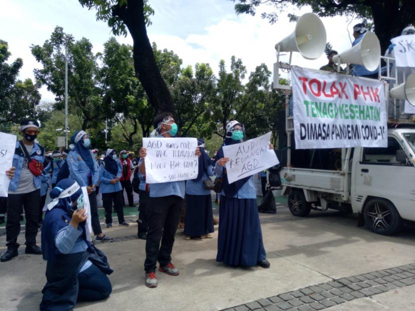 Sekitar 100 petugas ambulans gawat darurat (AGD) berunjuk rasa di depan Balai Kota DKI, Kamis (22/10).