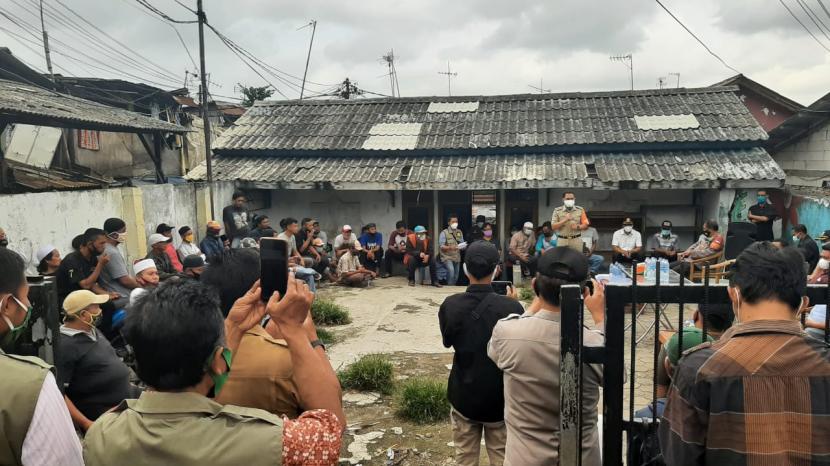 Sekitar 100 warga RW 04, Kelurahan Manggarai, Kecamatan Tebet, Jakarta Selatan, berkumpul untuk menandatangani perjanjian damai usai tawuran.