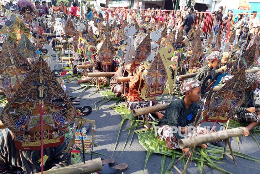 Sekitar 1000 anak siswa SD se -DIY baik laki-laki dan perempuan mengenakan busana daerah sambil membawa Gunungan dan ada yang main gamelan. Mereka mengikuti Pergelaran mendalam bersama dengan tema Sanding Dalam 1000 bocah dalam acara pembukaan Jogja International Heritage Festival.2017 di selatan Tugu (Jalan Marga Utama) Yogyakarta, Ahad (5/11). Acara ini dibuka oleh Gubernur DIY Sri sultan Hamengku Buwono X.