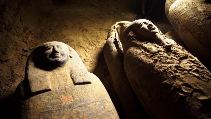 Sekitar 13 peti mati yang berisi jenazah manusia dari 2.500 tahun lalu ditemukan dalam penggalian di situs kuno Saqqara di Mesir. 