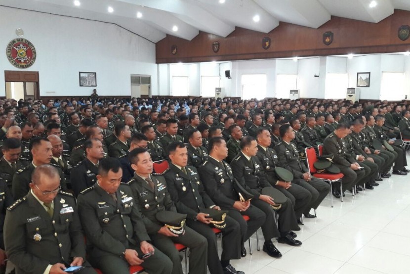 Sekitar 1470 tentara dan pegawai di lingkungan Kodam VI/Mulawarman mendapatkan pelatihan cara berpikir supra rasional dari Presiden Direktur Klinik Pendidikan MIPA (KMP) Raden Ridwan Hasan Saputra, Ahad (1/10).