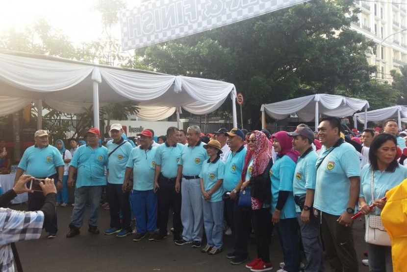 Sekitar 2.000 peserta jalan sehat fun walk Kosgoro 2017 dilepas Ketua Umum Pimpinan Pusat Kolektif Kosgoro Hayono Isman di Wisma Mas Isman, Jalan Teuku Cik Ditiro No.34 Menteng, Jakarta Pusat, pada Ahad (26/2).
