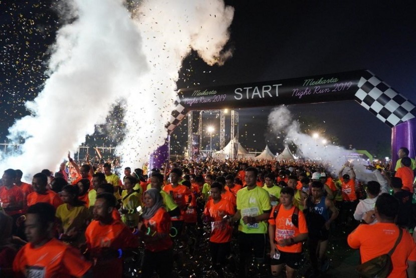 Sekitar 2.500 peserta yang terdiri dari anak muda, dewasa, pria dan wanita berbaur bersama mengikuti Meikarta Night Run.