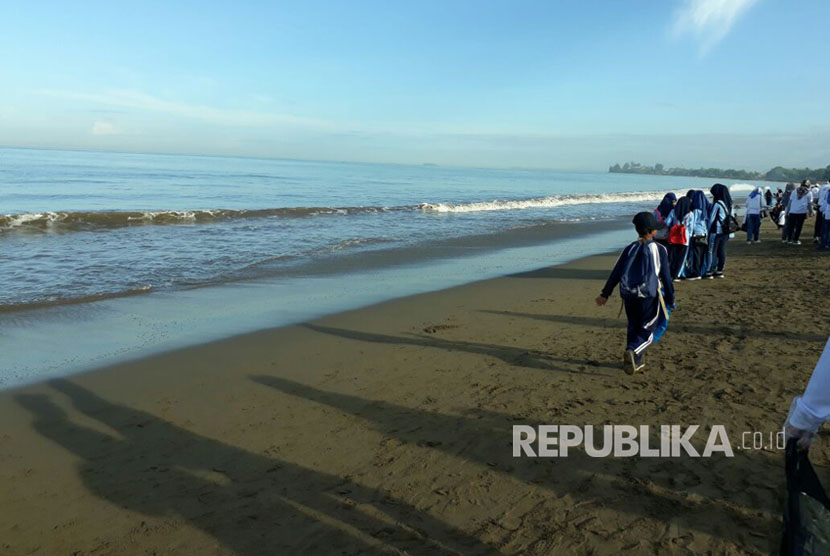 Sekitar 2.500 warga ikut bersih-bersih Pantai Padang, Ahad (15/10). Kegiatan ini diinisasi oleh Kementerian BUMN, bersama dengan sejumlah BUMN di Kota Padang.