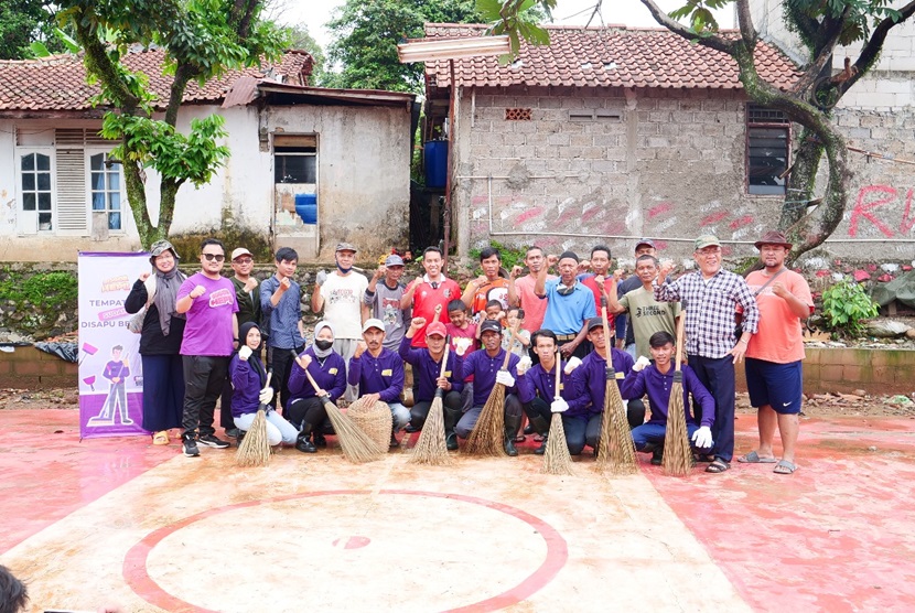 Sekitar 20 anggota Pasukan Sapu Bersih Kang Sendi dikerahkan untuk melakukan aksi bersih-bersih sampah di pinggiran sungai Kampung Ciheuleut, Kelurahan Cibuluh, Kecamatan Bogor Utara, Bogor, Jawa Barat.