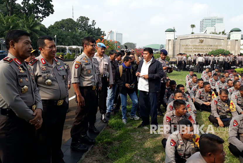 Sekitar 20 ribu personel kepolisian melakukan pengamanan  saat aksi 299 di DPR/MPR, Jumat (29/9).