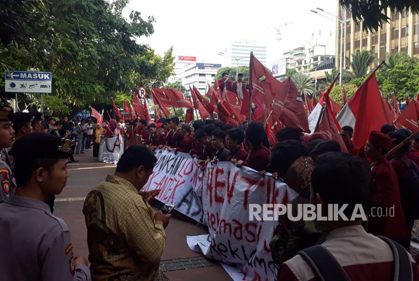Aksi mahasiswa Ikatan Mahasiswa Muhammadiyah (IMM) menolak reklamasi di depan Kantor Menko Kemaritiman, Jakarta, Jumat (10/11).