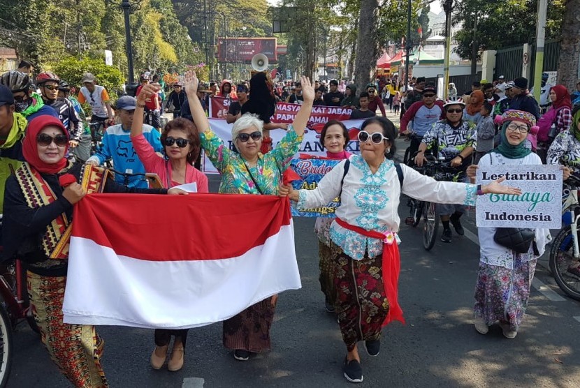 Sekitar 200 orang seniman  yang tergabung dalam Komunitas Seni Ruang Budaya Kalamenta menggelar kegiatan seni budaya menolak referendum Papua di arena Car Free Day Jalan Ir H Djuanda Bandung, Ahad (1/9).