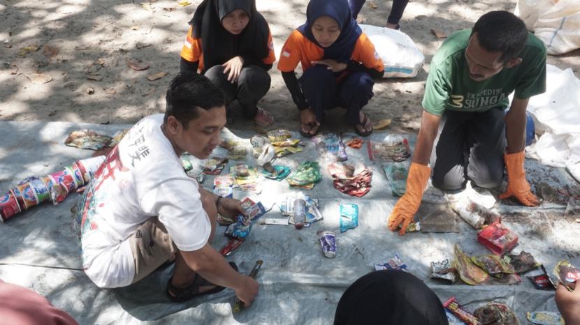 Sekitar 200 relawan melakukan aksi bersih-bersih di Pantai Gerangan, Desa Ngrejo, Kecamatan Tanggunggunung, Kabupaten Tulungungagung, Jawa Timur.