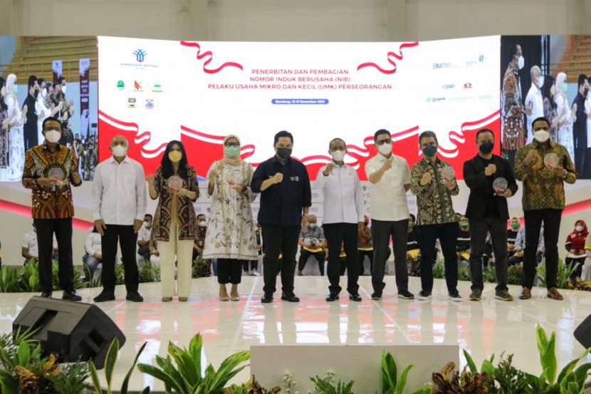 Sekitar 300 pelaku Usaha Mikro, Kecil, dan Menengah (UMKM) binaan PT HM Sampoerna Tbk (Sampoerna) di Jawa Barat dan Jawa Timur telah menerima Nomor Induk Berusaha (NIB), yang diberikan secara simbolis oleh Menteri Investasi/Kepala Badan Koordinasi Penanaman Modal (BKPM) Bahlil Lahadalia dalam acara Kementerian Investasi di Bandung pada 13 Desember 2021 dan di Surabaya, Rabu (22/12). Acara ini turut dihadiri oleh Menteri Koperasi dan UKM Teten Masduki, Menteri BUMN Erick Thohir, serta para kepala daerah. 
